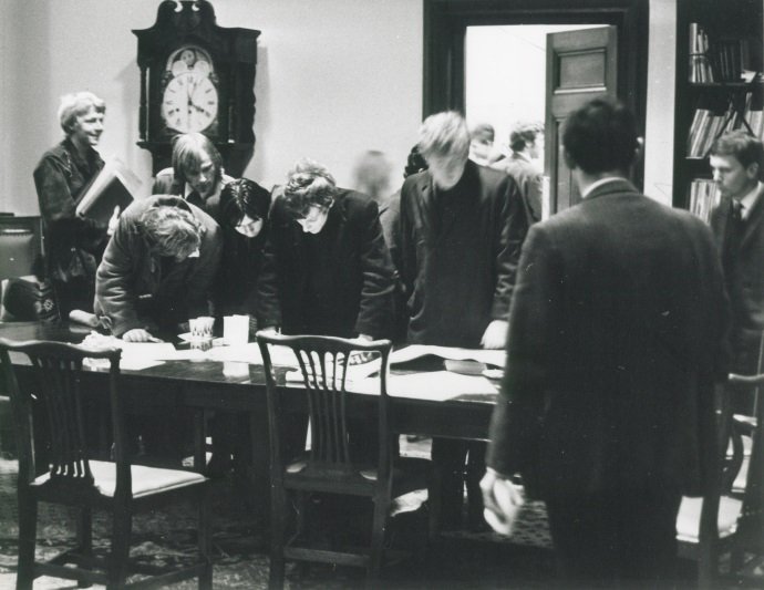 GuildofStudents's tweet photo. 29th November 1968
“Guild Executive: fight on or withdraw!”
#historicaltweets #1968occupation
#LoveYourGuild
***
What’s this all about? Find out more:
https://t.co/j8PZJNrjN3
Image courtesy of @CadburyRL
@ActivistSelly @flatpack @birminghamalum https://t.co/QZIAOOJk9R
