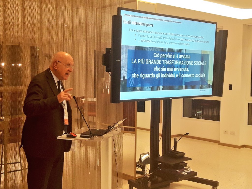 EumetraMR's tweet photo. L’evoluzione sociale e la capacità critica della nuova gente imporrà sempre più che l’experience sia fondata su una relazionalità molto diversa. Quali sono le caratteristiche e le attese del nuovo #consumatore verso le aziende? @remo_lucchi #experiencerevolution @ilPrisma https://t.co/kLjCFVM7Xk