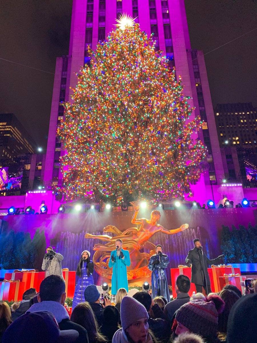 marilynbrianna's tweet image. It’s up! #RockefellerCenterTreeLighting