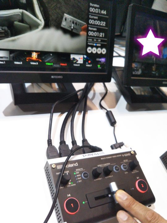 megurominato's tweet photo. 今さら #interbee2018 の投下していない画像を…。
V-02HDの
スプリットとか
PinPとか
IN×2個+OUT×2個+電源+フットコントローラー
を埋めた図とか
2つのモニターにマルチモニターしたりとか。
クラフト作ったのですがボンドはみ出し多発させたので、
某ハッシュタグ応募は…><。
#V02HD
#roland https://t.co/CMCPKeZUJN