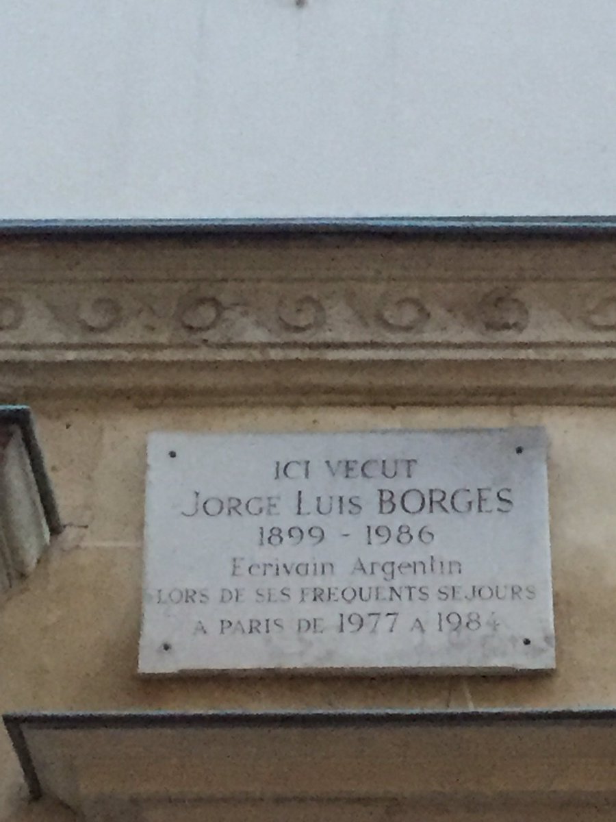Borges'i takip etmeye devam ediyorum. Paris'te St Germain'de kaldığı otele gittim ve bu fotoğrafları çektim. Oscar Wilde bu otelde ölmüş Borges' de Paris'e geldiğinde bu otelde kalırmış. Hatta en sevdiğim fotoğraflarından birini de bu otelin lobisinde çektirmiş💙