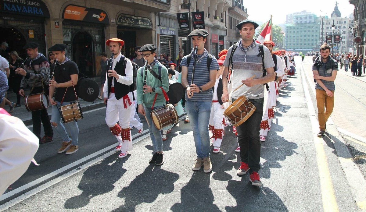 Larunbat honetan (abenduak 1) arratsaldeko 8etan Santutxuko La Zona enparantza galaz jantziko da! Kepa Junkera eta Sorginen kontzertua daukagu, Gaztediko musikariak eta dantzariak lagun eta Mairuek Gaztediko Erraldoiekin. Ez galtzeko moduko zita!!! <a href="/kepajunkera/">Kepa Junkera</a> <a href="/7sorginak/">Sorginak</a>