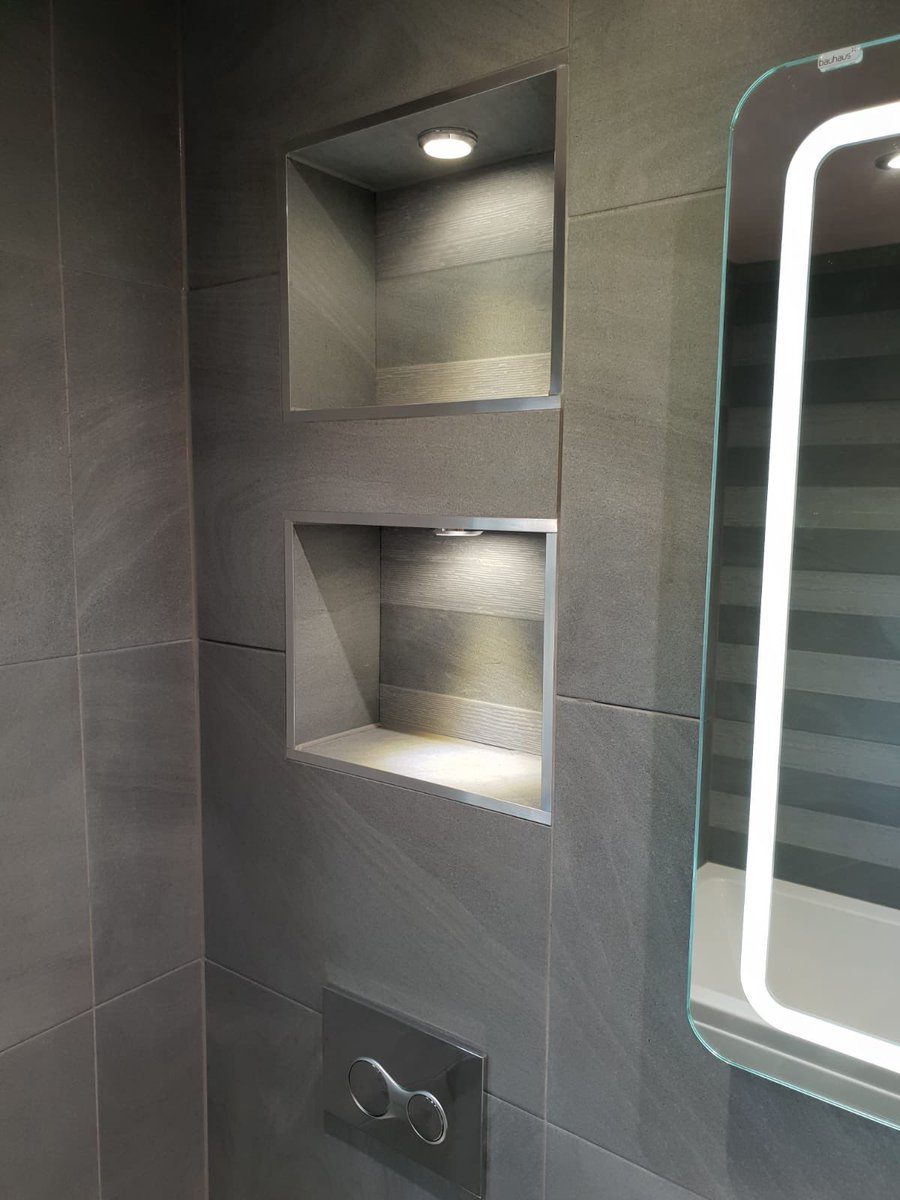 JLTiles's tweet image. Imaginative use of 45x90  porcelain in small bathroom. Making the room appear larger. Great use of decors inside alcoves. Austral grey tiles, Tilemaster adhesives. 
#Gayafores #Tilemaster
