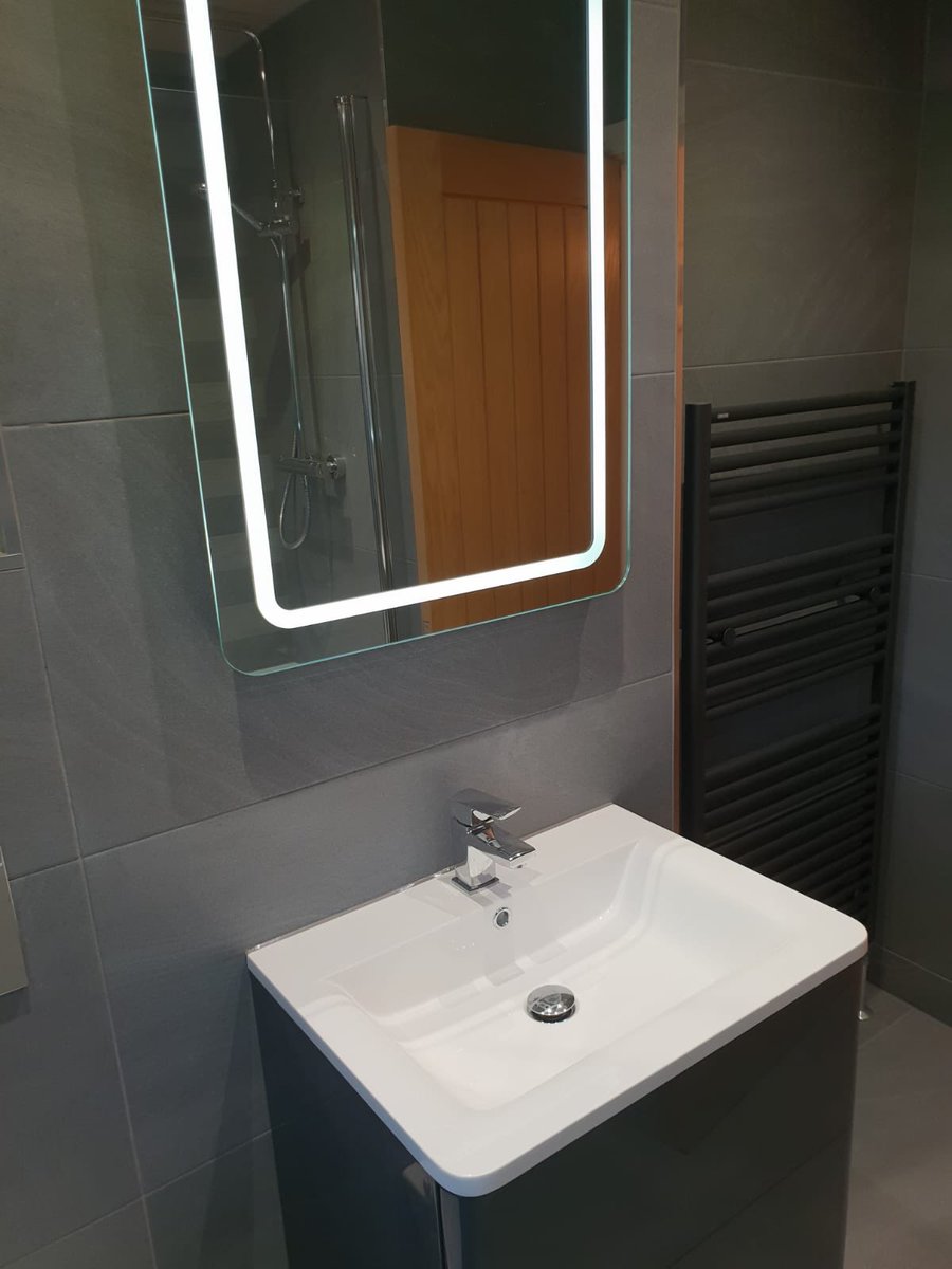JLTiles's tweet image. Imaginative use of 45x90  porcelain in small bathroom. Making the room appear larger. Great use of decors inside alcoves. Austral grey tiles, Tilemaster adhesives. 
#Gayafores #Tilemaster