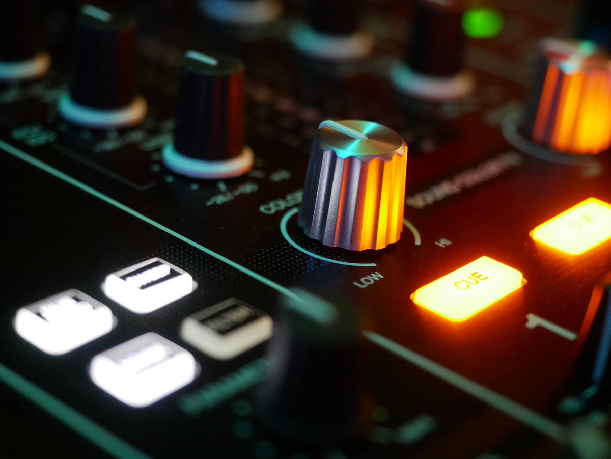 klangfarbewien's tweet photo. The Pioneer XDJ-RX-2 is the all in one solution for the serious rekordbox DJ.
💿🎚🎚💿🎶
#pioneerdj #xdjrx2 #rekordbox #rekordboxdj #djcontroller #prodj #clubdj #djing #djmixing #2decks #djshop #klangfarbe #gasometer #vienna #djsystem #djproducer #djgram #instadj #musiclife https://t.co/olnGaFEoKW