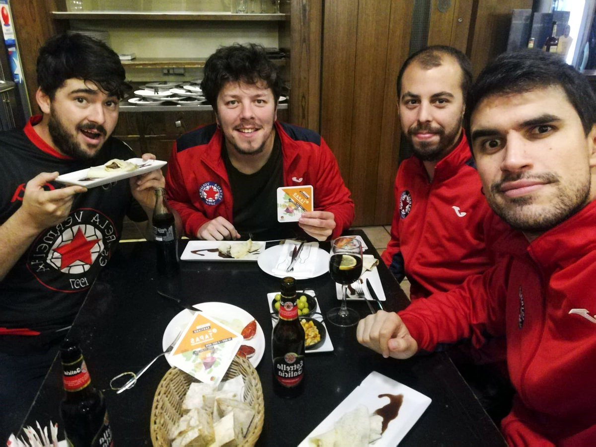 EstrelaFg's tweet image. Onte fomos en dous grupos antes de adestrar ao noso patrocinador @labodeguillascq para probar a súa tapa do Concurso #SantiagoéTapas2018 😋😋😋 Moi top 😎👌