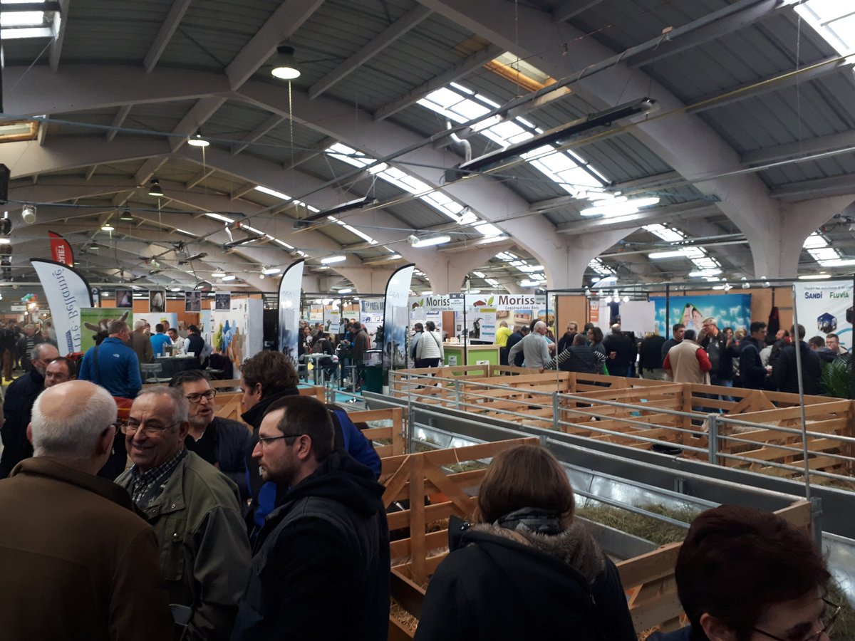 nutrilac_fr's tweet photo. Déjà plus de 6 000 visiteurs à cette 7ème édition du #Caprinov2018🐐! Et nous! Une partie de notre équipe y était aussi ! https://t.co/9IrN5mLoee