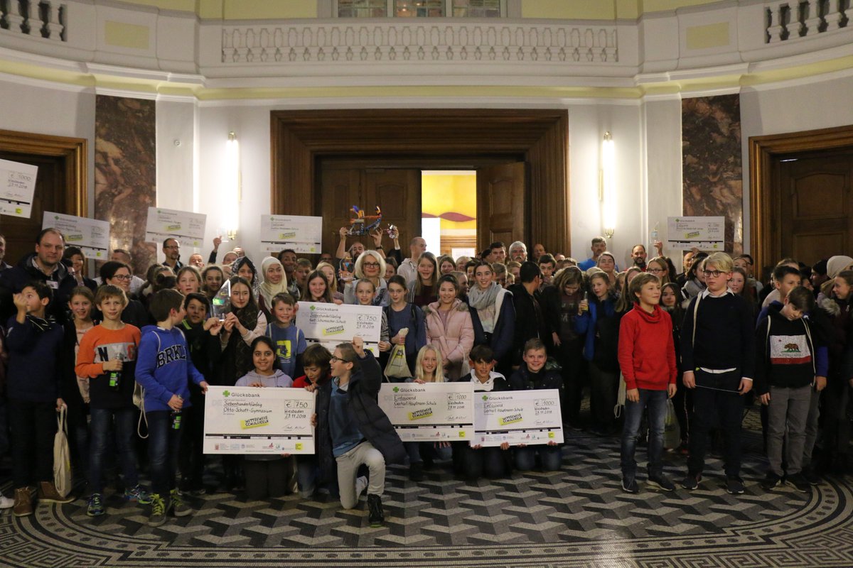 127 Schulen in #Hessen und #Mainz haben teilgenommen und zusammen 1,2 Millionen Kilometer erradelt! Heute war Preisverleihung beim Wettbewerb #Schulradeln, Staatssekretär <a href="/MathiasSamson__/">Mathias Samson</a> überreichte Pokale, Urkunden und Schecks. Alle Gewinnerteams: hessenlink.de/B52Cc