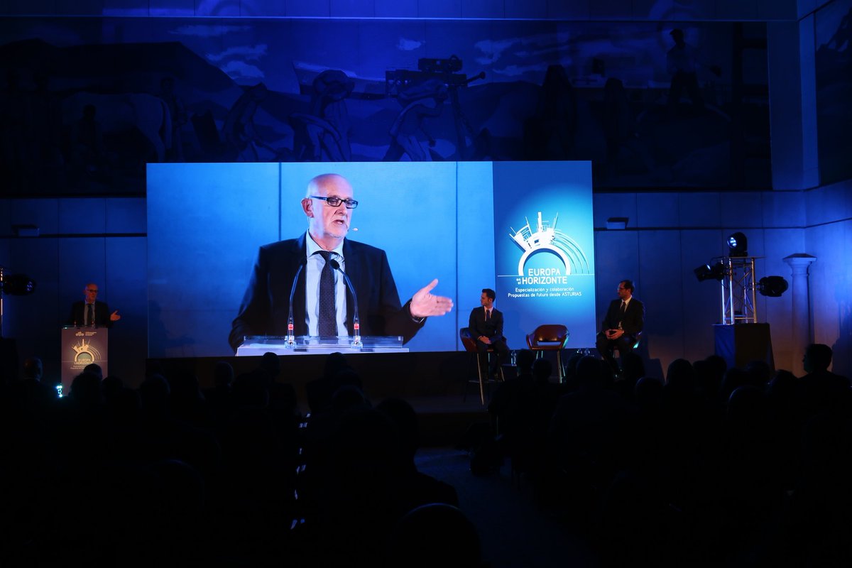 Hablamos ahora de especialización y colaboración para facilitar la digitalización de la industria asturiana. Pablo Priesca, director de @fundacionctic; <a href="/InigoFelgueroso/">Íñigo Felgueroso</a>, director gerente de <a href="/Fundacion_ITMA/">Fundación ITMA</a> y <a href="/Prodintec/">Fundación PRODINTEC</a>, y Saúl Remis, CEO de TheSteelPrinters