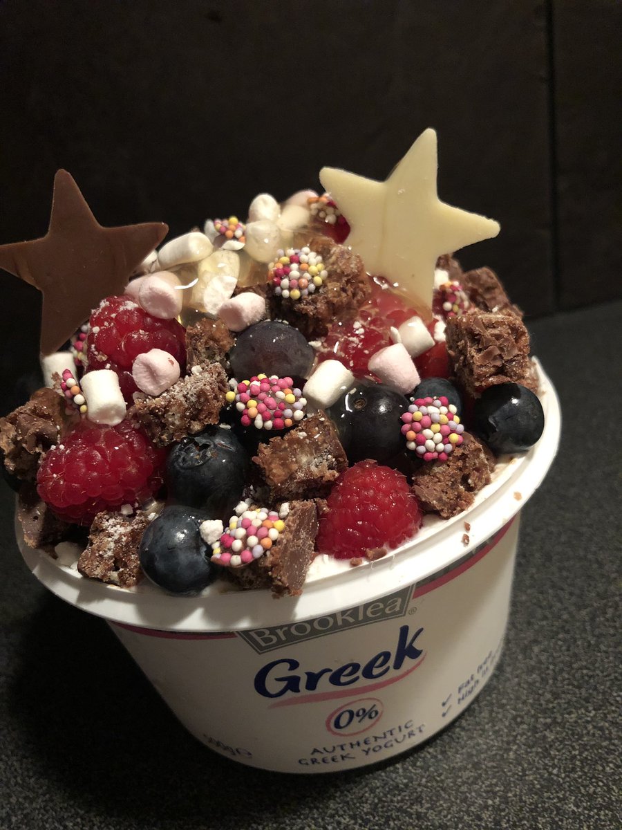 emlewtaye82's tweet photo. Check out this fab low syn treat for that sugar crave😍1 syn each for choc stars 1 syn of mini jazzies 1 syn for the micro marshmallows &amp; 0.5 for the crushed mini meringue 2x #hifibars for my #heb &amp; yoghurt with #skinnysyrup😋 &amp; @skinnyfoodco syrup #foodoptimising #slimmingworld https://t.co/49htBQDi5D