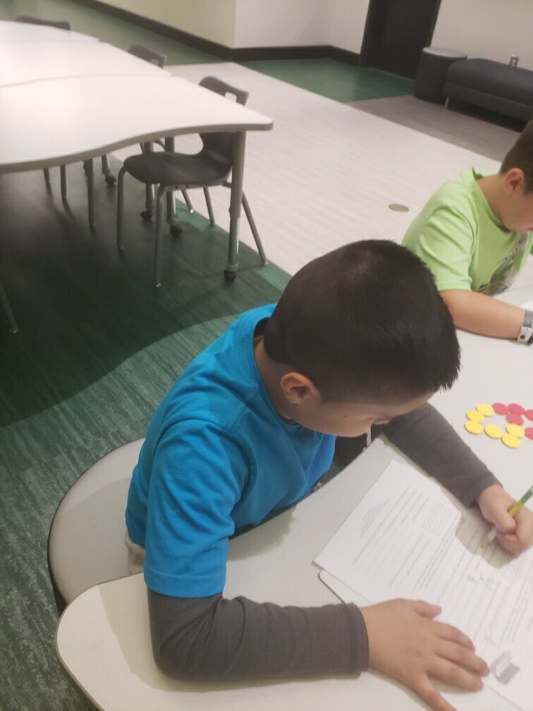 LinelleBrunson's tweet image. Manipulative Mania...👀Mrs. Flakes’ @PSERoadrunners class uses manipulatives while completing @GaDOEMath Framework Task “Eggsactly”.  #DoingtheMath #UnderstandingFractions @MathRcps