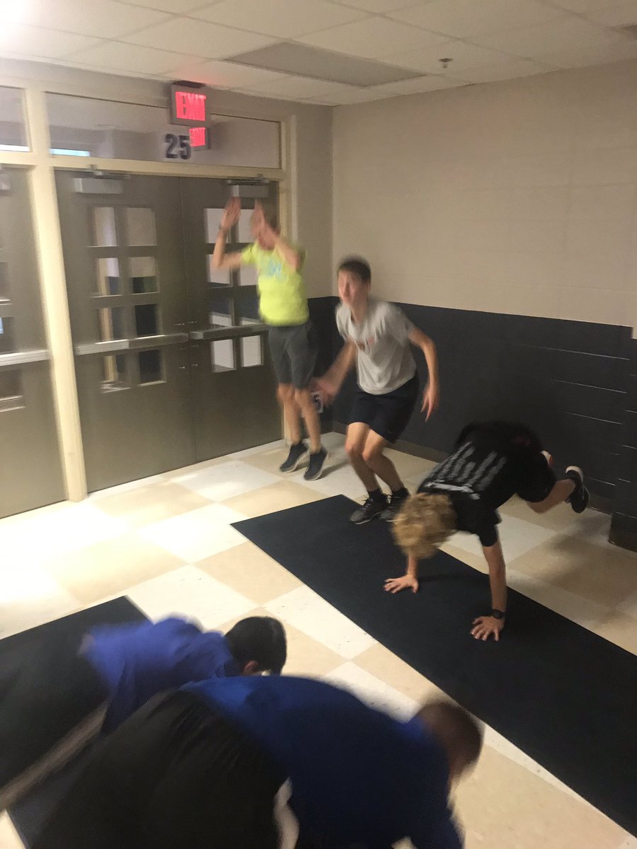 MrHowettSci's tweet photo. Nothing better then some core work @wchsdistance @ellinn3 @CoachRobPeters #bebetter #coreworks https://t.co/ir98fhIVNo