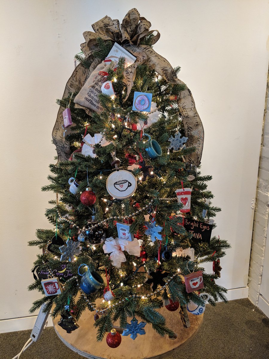 ArtwithHarkins's tweet image. #afhsCERAMICS decorating our coffee tree @TheHalle 🎄#patriARTISTS @AFHSannounce @AFHSVisualArts @JenCave_73