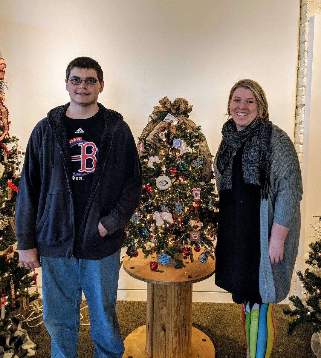 ArtwithHarkins's tweet image. #afhsCERAMICS decorating our coffee tree @TheHalle 🎄#patriARTISTS @AFHSannounce @AFHSVisualArts @JenCave_73