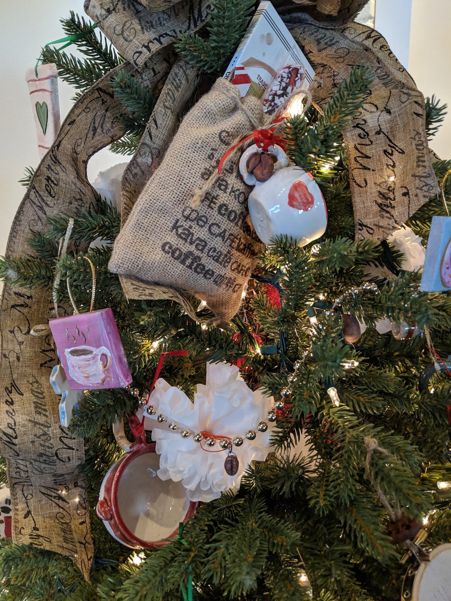 ArtwithHarkins's tweet image. #afhsCERAMICS decorating our coffee tree @TheHalle 🎄#patriARTISTS @AFHSannounce @AFHSVisualArts @JenCave_73