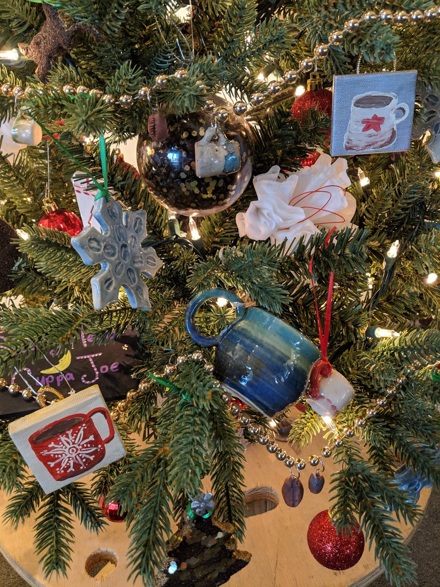 ArtwithHarkins's tweet image. #afhsCERAMICS decorating our coffee tree @TheHalle 🎄#patriARTISTS @AFHSannounce @AFHSVisualArts @JenCave_73