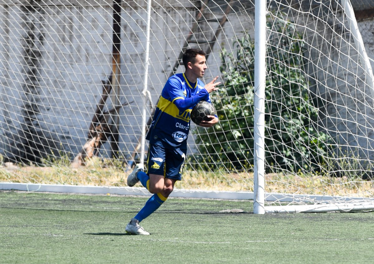 evertonsadp's tweet photo. ¡Triunfo Oro y Cielo en La Cisterna! En un intenso partido nuestra Sub 19 venció a Palestino por la semifinal del Torneo Nacional, donde se logró el paso a la final que se disputará este sábado ante Cobreloa ⚽👏

📸/ https://t.co/fc8tcOHSAT

#VamosEverton💙💛💙 https://t.co/noIXL7hL8M