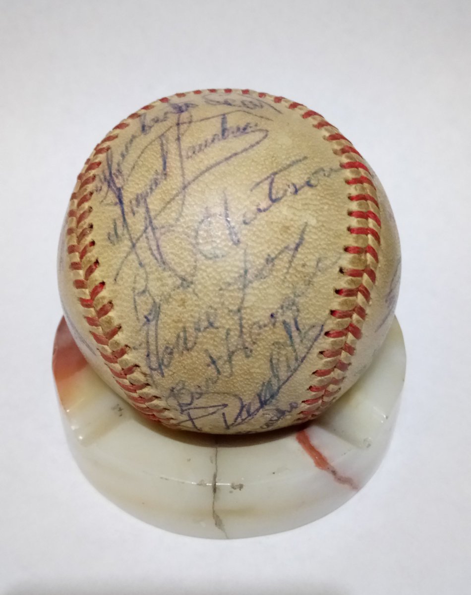 parleymlbven's tweet photo. @MuseodeBeisbol 2 PELOTAS DEL 1957 , 1954 FIRMADAS POR PELOTEROS DEL CARACAS EN EL HOTEL TAMANACO https://t.co/HnQe47ihVh