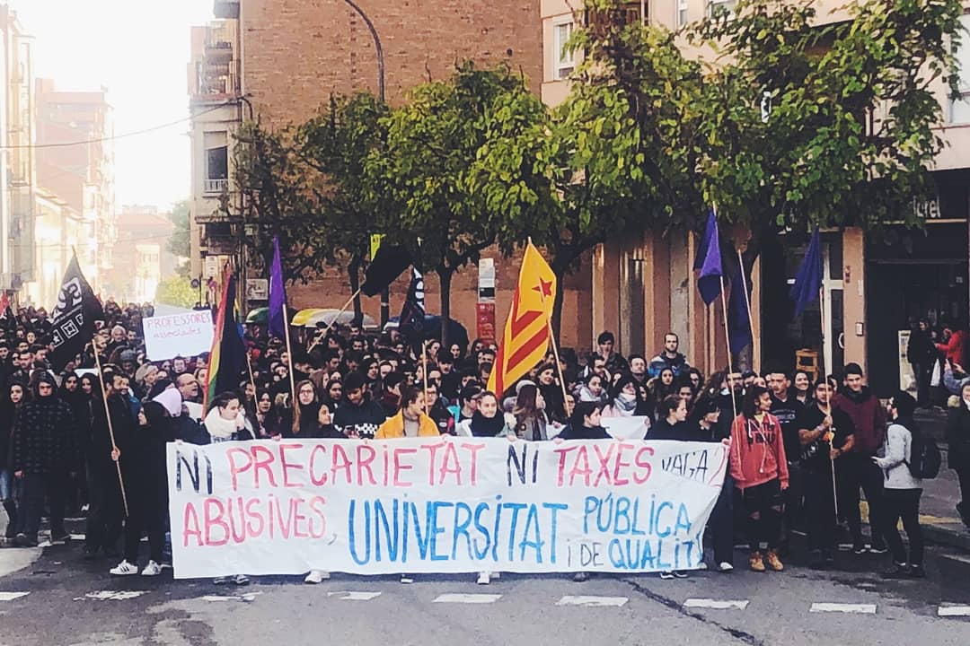 aecappont's tweet photo. ✊ Avui professors i estudiants hem sortit als carrers per defensar l'educació pública i de qualitat. 

A Cappont hem buidat les aules per fer-les accessibles al conjunt de la classe treballadora. 

🤜 Quan estudiar és un privilegi, lluitar és un deure. La lluita educa! #Vaga29n https://t.co/vIwS6JTb3Q