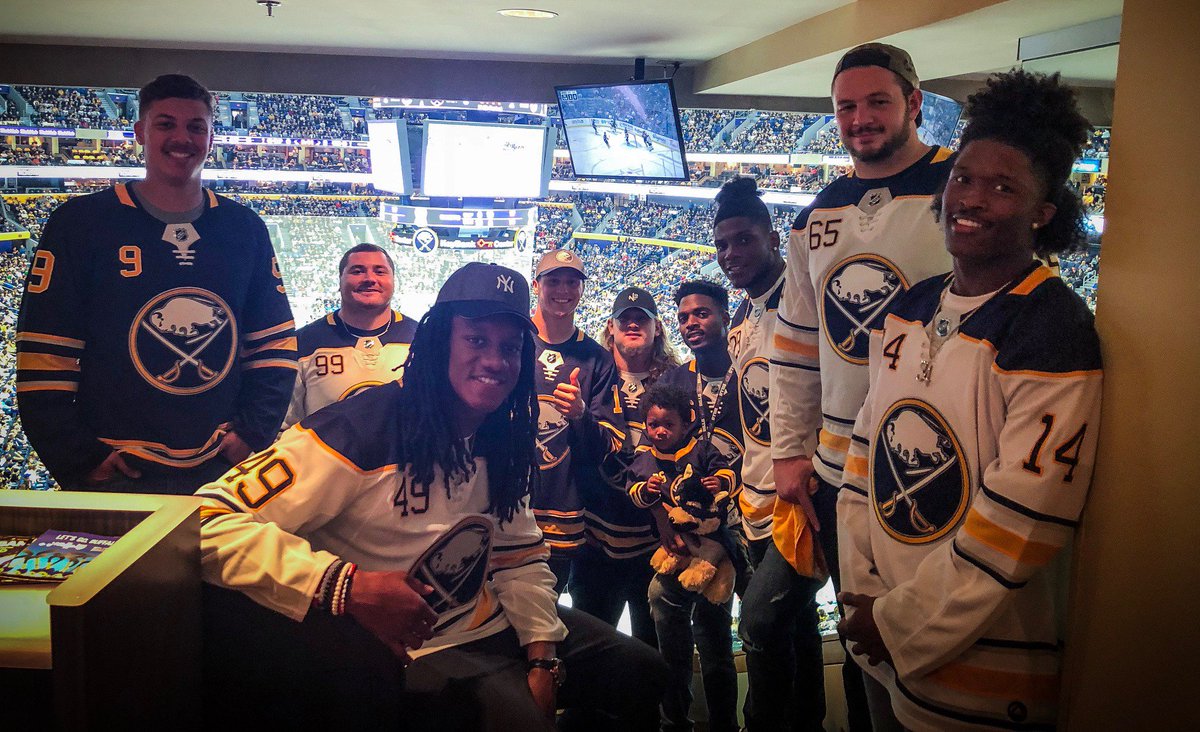 BuffaloBills's tweet image. "The Sabres are electric. They’re really exciting to watch and it’s awesome to see this city rally behind them.” #OneBuffalo

Good luck to the @BuffaloSabres as they go for 11 wins in a row tonight: bufbills.co/xOMjz6