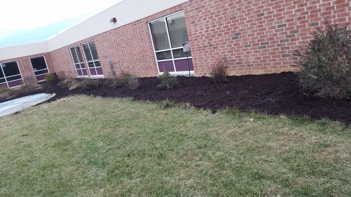 mollygrl17's tweet photo. Half of the outdoor classroom garden re-mulched! @CRESCubs https://t.co/s43R2AO6So