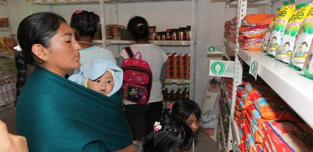 En las tiendas comunitarias, DICONSA implementó el Semáforo Nutricional, el cual consistió en colocar en los estantes etiquetas:
✅Verde: productos con alto valor nutricional 
✅Amarillo: con alto valor calórico 
✅Rojo: sin aportes nutricionales 
#LogrosDiconsa