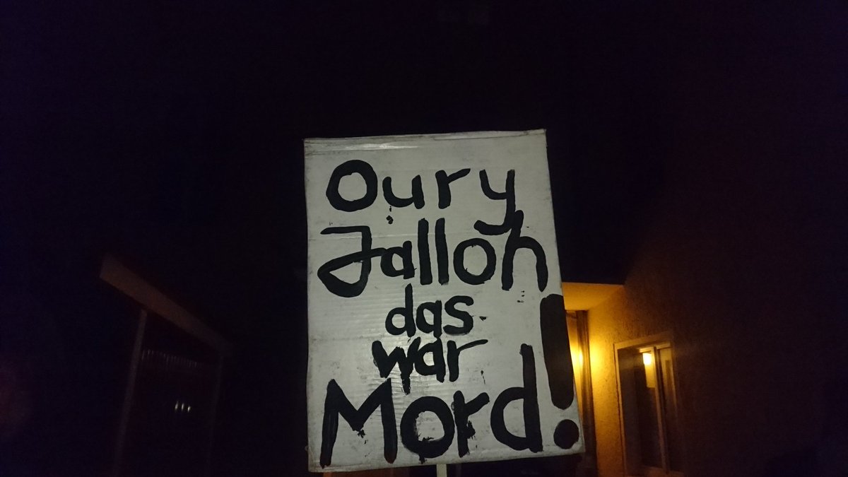 OuryJalloh's tweet photo. Weil das #Feuerzeug verkohlt war, musste es im #Brandschutt "nicht zwingend auffallen"
Die #Textilfasern erklärt die #Generalstaatsanwaltschaft mit einer Verunreinigung durch zahlreiche #Untersuchungen.
Außerdem habe ein Sachverständiger das Feuerzeug ohne  Handschuhe untersucht https://t.co/6BrjQydS75