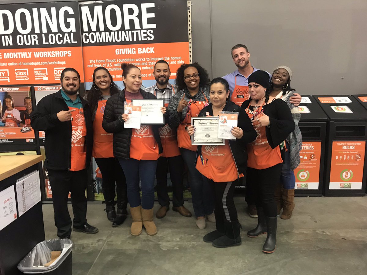 Alex_Fuentes85's tweet photo. Congratulations to Laura and Irena for being top cashiers in credit for the month. Thank you ladies for taking care of our customer and always driving credit. Very proud of you two 👏🏼🤝 #team1062 #PCD62 @ivy0128 @SHIRLEYBARAONA @SASM_1062HD @FabyMireles2 @_ashleywhite8 https://t.co/QftHWd0pPD