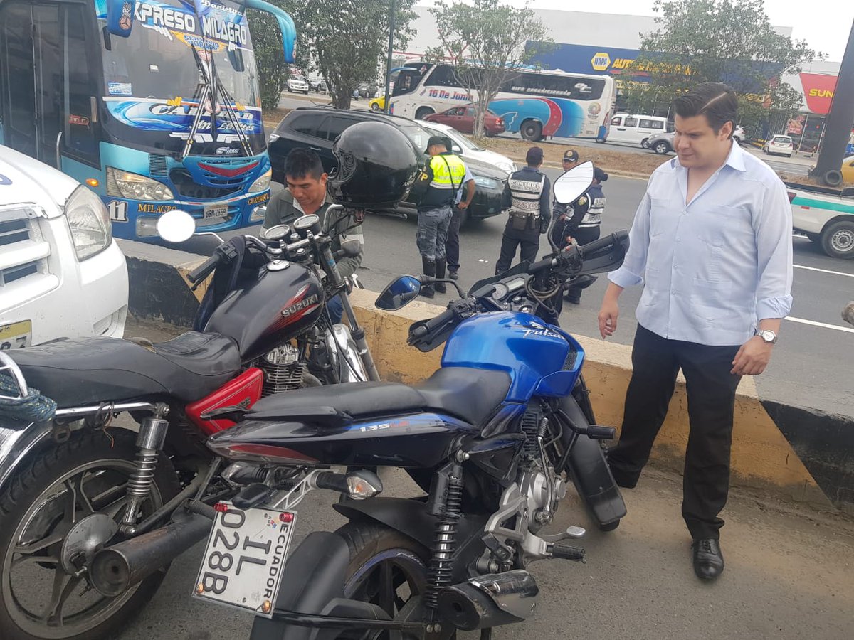 CTEcuador's tweet photo. Nuestro Director Ejecutivo (S) @cesarpovedav, participo en control operativo en el cantón Durán, y realizando campaña de concienciación sobre el uso del cinturón de seguridad.  #HagamosUnPacto https://t.co/yix9JSg7Vk