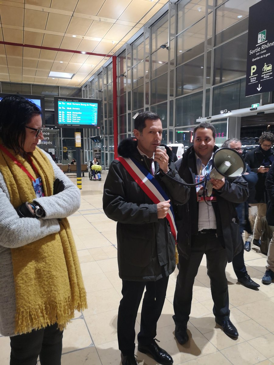 NDaragon's tweet photo. Aux cotés des usagers et des élus du territoire pour défendre notre gare et dire NON au projet de réorganisation qui fragilise nos entreprises et menace notre attractivité économique. La desserte de Valence TGV est une nécessité absolue ! @SNCF @VilledeValence @ValenceRomans https://t.co/NH5HtgU1u9