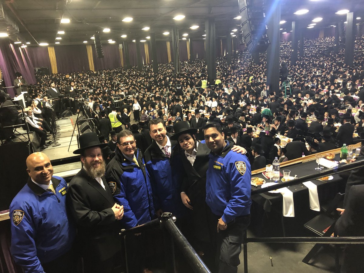 It was great seeing @NYPDCommAffairs #NYPDconnecting and #NYPDprotecting the thousands at the chuf aleph celebrations last night. 👍🏻👍🏻👍🏻 #21Kislev @NYPD90Pct