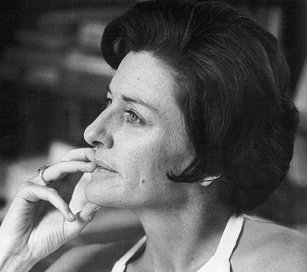 EditaMaderaFina's tweet photo. "Dios está en tu máquina de escribir", ✍🏼 @xoantallon 📖 #FinDePoema. 

#DíadelEscritor 📷 #AnneSexton retratada por Arthur Furst en 1974. https://t.co/pxHCzeQd78