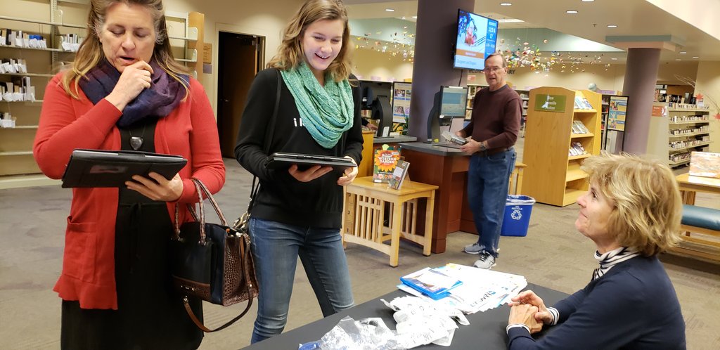 MAGregion's tweet photo. MAG is in meeting the residents of @fhazgovtoday at the Fountain Hills library asking for transportation feedback. If you are in the area , come #joinourtable and take the #MAGTransportation survey https://t.co/4ggvuVNMsx
