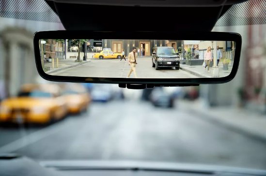 EcoServiceCA's tweet photo. @Jaguar Land Rover has unveiled it's “ClearSight Rear View Mirror.” It changes at the flip of a switch between an actual #rearview #mirror to an HD display that shows off an unobstructed 50-degree view of what’s behind the car. Learn more from @verge here: https://t.co/iUzRK89ZRL https://t.co/ASp2NzXLjF