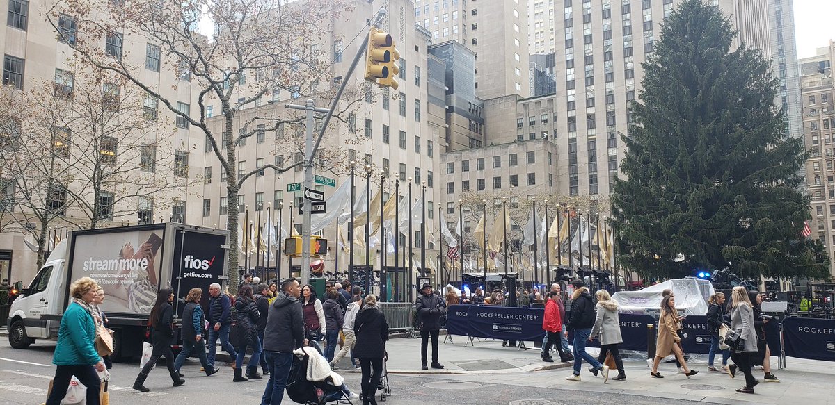 do_it_outdoors's tweet image. It's beginning to look a lot like Christmas in NYC, and @verizonfios is there! #gamemore #streammore #OOH #outofhome #media #marketing