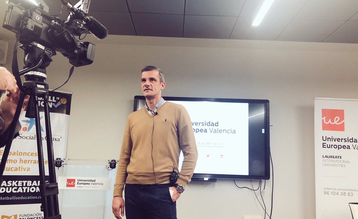 Minutos antes de empezar su conferencia en el III Simposio Baloncesto Colegial en <a href="/UEValencia/">Universidad Europea de Valencia</a>, el gran Nacho Rodilla concediendo una entrevista a <a href="/apunt_media/">À Punt</a> <a href="/apuntesports/">À Punt Esports</a> #BasketballisEducation