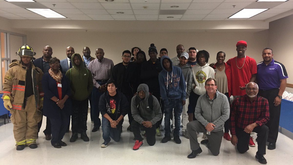 JesusAcosta45's tweet photo. Another great mentoring session for our gentlemen @OnHisd #denverharbor #hisd #ontimegradacademy https://t.co/LvV65dRI1R