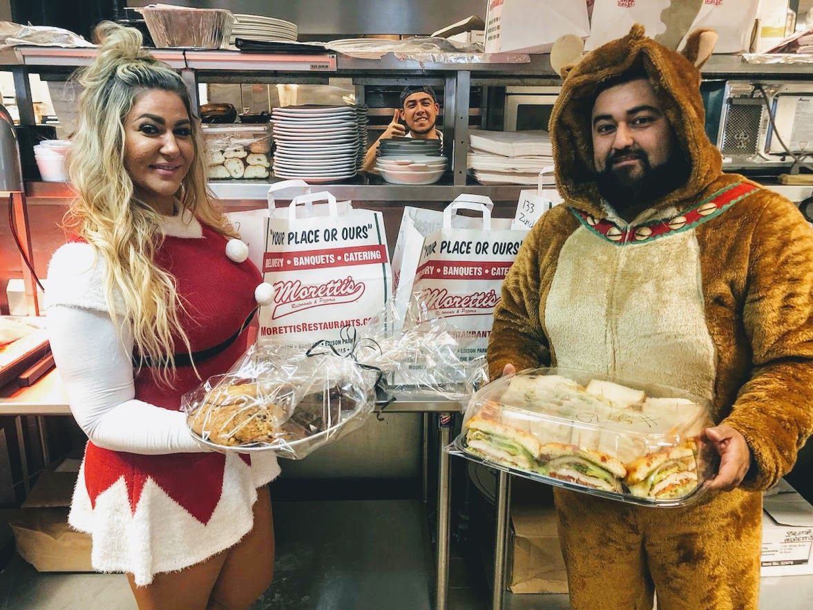 MorettisPizza's tweet photo. Even Mrs Claus and Santa's Reindeer cater from Moretti’s! Place your holiday orders now: https://t.co/ZaIUbnUnff
.
#MorettisRestaurants #Catering #Pasta #Spaghetti #FettuccineAlfredo #Fettuccine #Lasagna #CheeseRavioli #ChickenParmesan #RomanoChicken #ChickenRomano #BrickChicken https://t.co/GhlHuRAvJw
