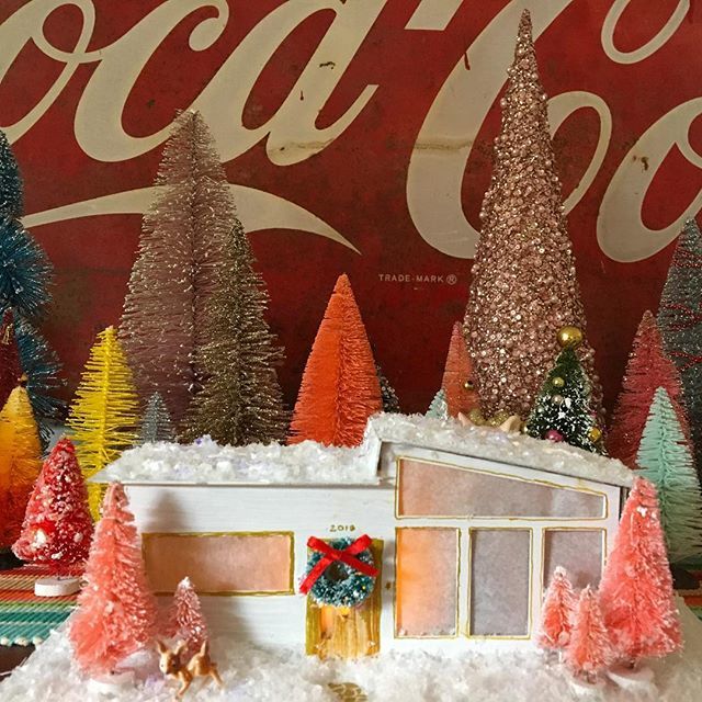 litlnemo's tweet image. House made with items from the current #bettyboomerang subscription box! So cute! #putzhouse #midcenturymodern @bettyboomerang ift.tt/2Av7LGu