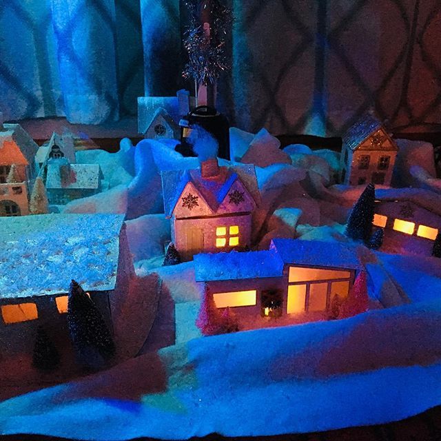 litlnemo's tweet image. Mini houses under the tree #putzhouse #retrorenovation #bettyboomerang ift.tt/2TVQ4c1