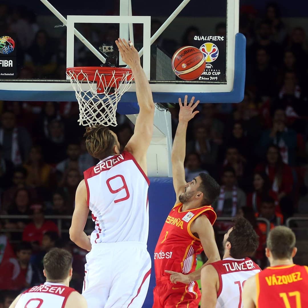 Milli Takımımız 71-67 ile parladı. Tebrikler Koç @ufuksarica15 ve değerli ekibi, tebrikler #12DevAdam 🏀🇹🇷👋