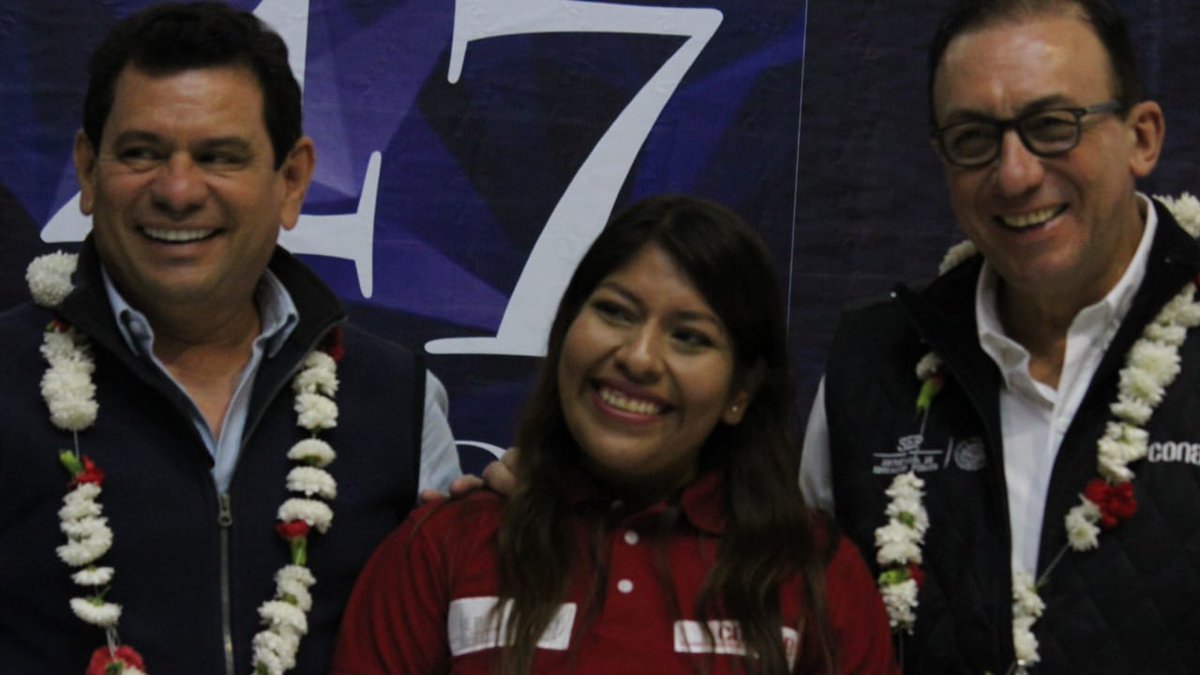 CONAFE_mx's tweet photo. En el #EncuentroConafe que se llevó a cabo en el estado de #Guerrero, el director general del Consejo, @ETorresRivera1, otorgó reconocimientos a Líderes para la #EducaciónComunitaria por su loable labor educativa. #CONAFEcto @SEP_mx @Otto2025 @javier_trevino @victorhugo_soto https://t.co/xaJjZKpMoN