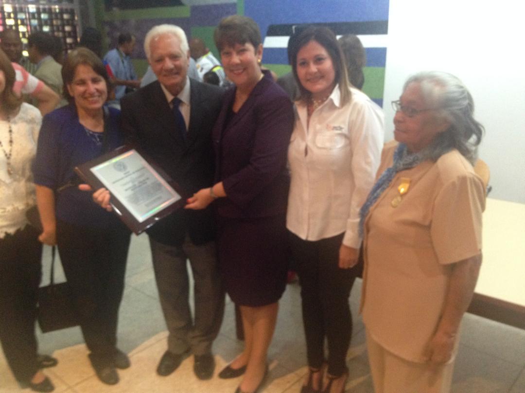 biotecfarffucv's tweet photo. Hoy #Biotecfar recibió "Orden Universidad Central de Venezuela" 
Orgullo Venezolano. Arriba equipo... Hay que seguir luchando por nuestra misión SALVAR VIDAS. https://t.co/agLMd4HJ13