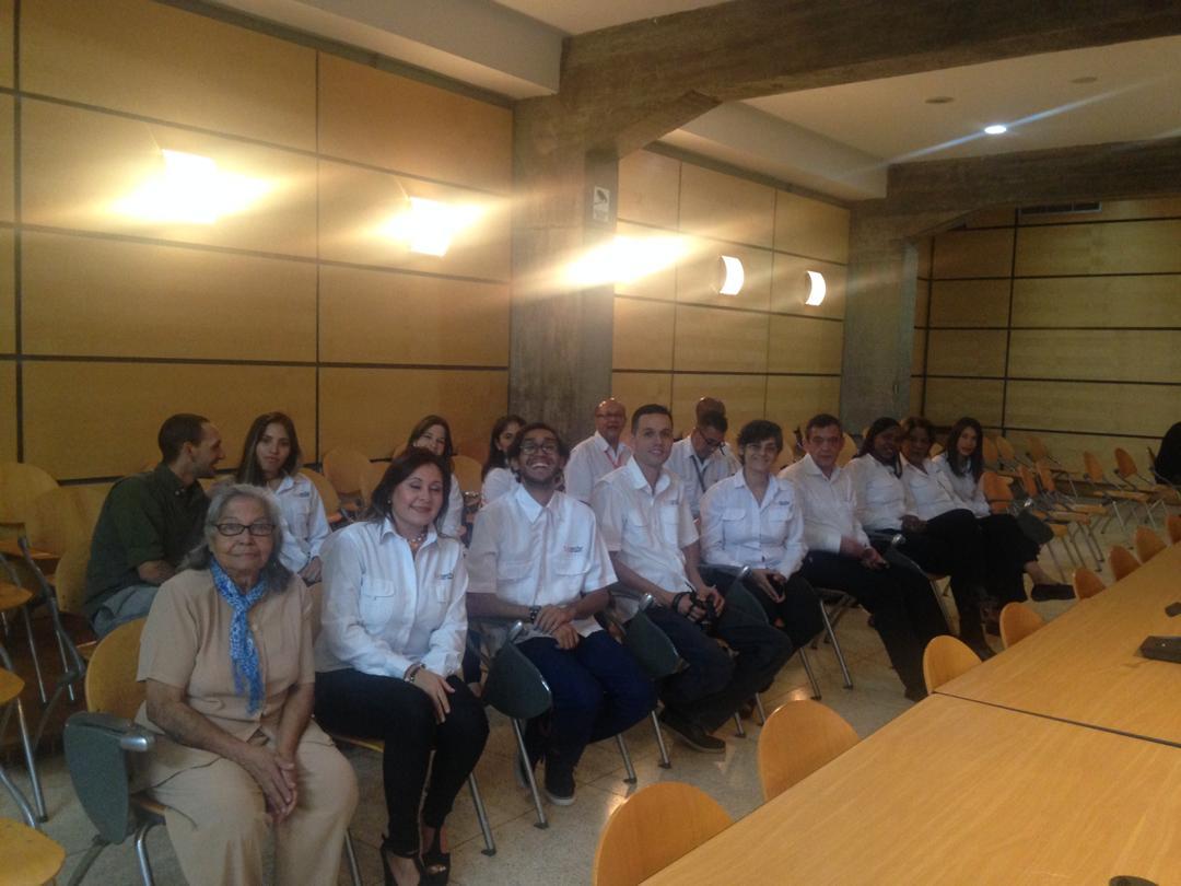 biotecfarffucv's tweet photo. Hoy #Biotecfar recibió "Orden Universidad Central de Venezuela" 
Orgullo Venezolano. Arriba equipo... Hay que seguir luchando por nuestra misión SALVAR VIDAS. https://t.co/agLMd4HJ13