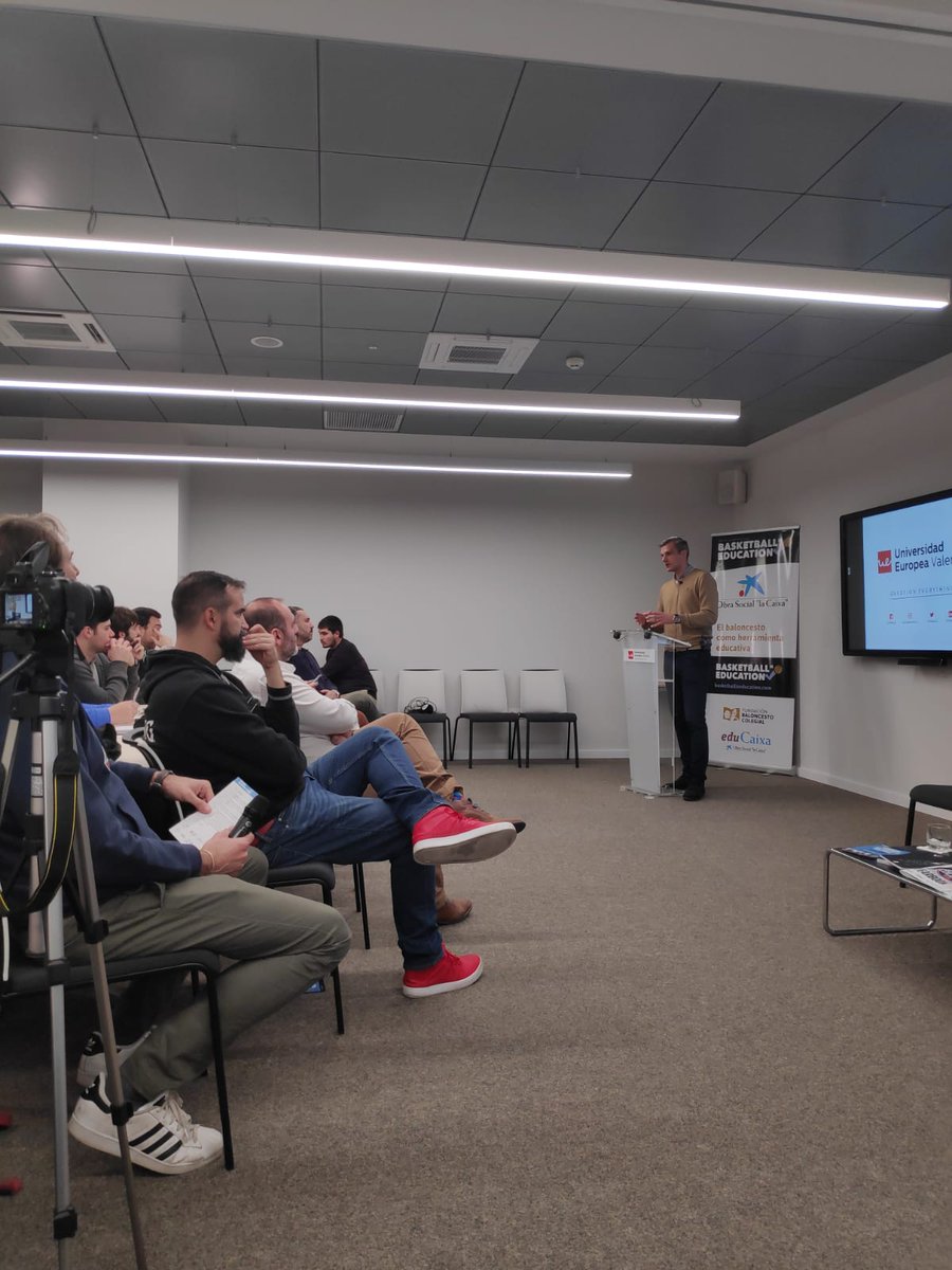 Empezamos el III Simposio Baloncesto Colegial con la intervención de Nacho Rodilla. <a href="/CopaColegialVLC/">Copa Colegial Valencia</a> <a href="/basketcolegial/">Baloncesto Colegial</a>
