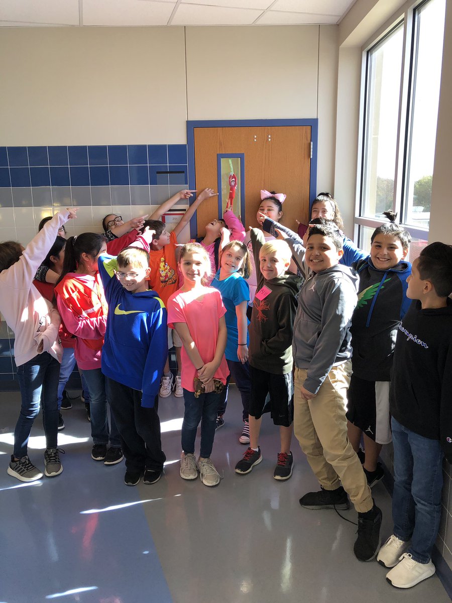 flashbulbqueen's tweet photo. Our class found Elle and Mrs. Jackson! #shecameback #Christmasbrainbreak #ceroars #ElleiskeepinghereyesonthekidsatCE https://t.co/bBUFSDJBh9