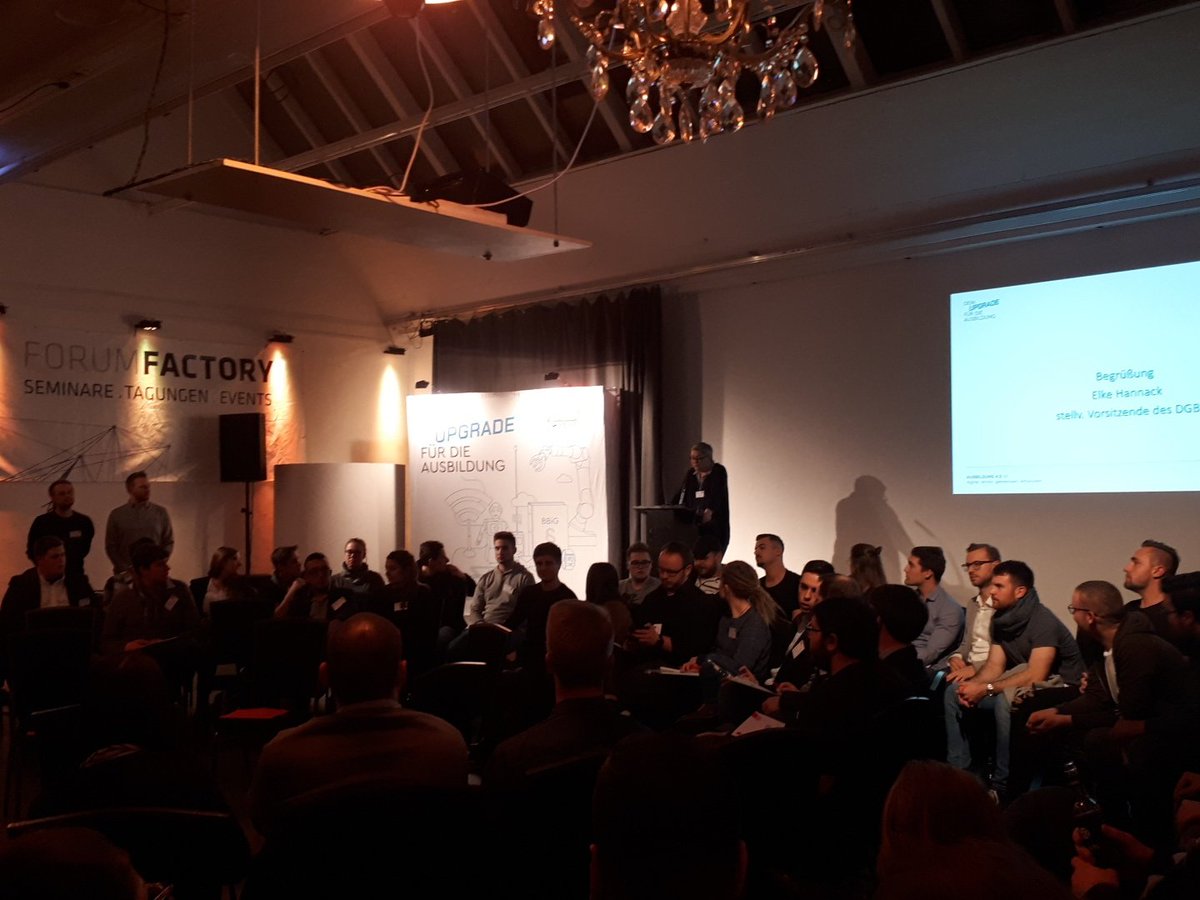 Stellv. Vorsitzende des DGB, Elke Hannack leitet den Parlamentarischen Abend ein: " Der Vorschlag von Frau Karliczelk ist bei weitem nicht ausreichend. Da muss noch ordentlich nachgebessert werden.". Korrekt! 635€ ist das Mindeste! #DeinUpgradefürdieAusbildung