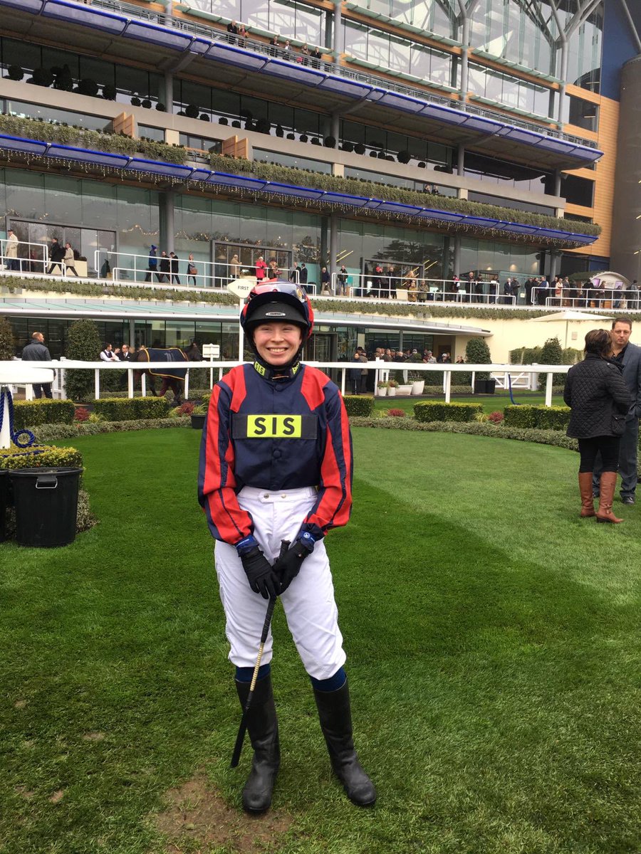 rosiemargarson's tweet photo. Never to early for a #ThrowbackThursday cause Dad said: We may as well get one picture of you in the winners enclosure @Ascot 😂🙌🏻 #FiveMinutesLater 🥇 https://t.co/ReRobspoXp