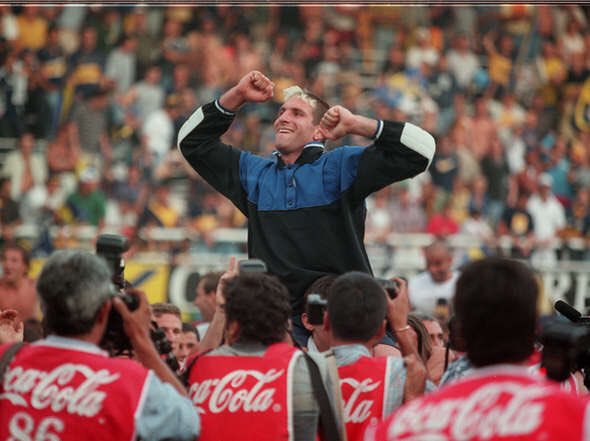 PlanetaBoca's tweet photo. 🏆 A 20 años del primer título de Carlos Bianchi en Boca. https://t.co/aKZf1xOVli