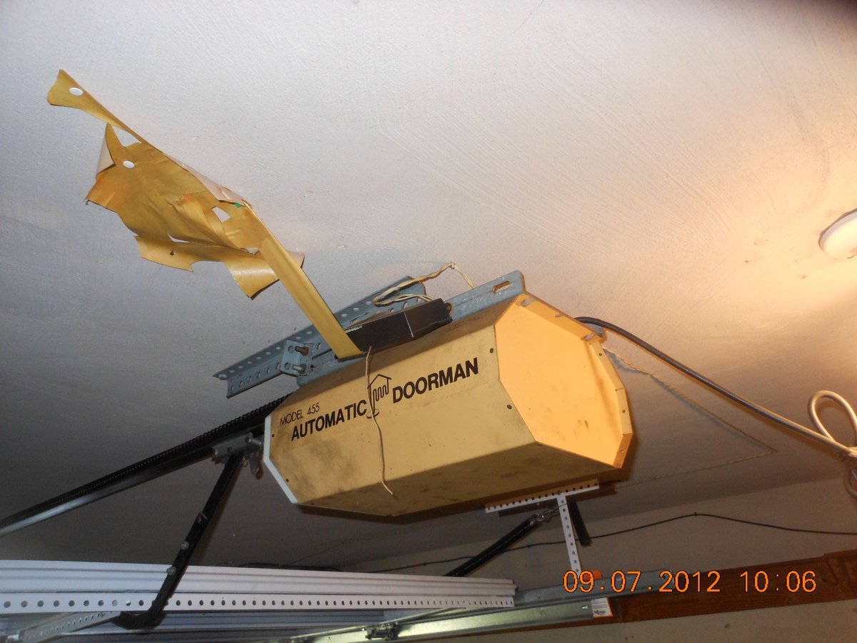 InspectorJoseph's tweet image. Buying a home? Make sure the garage door opener isn't duct-taped to the ceiling.
#homeinspection #homefail #fail